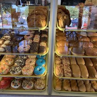 Lots of donuts available around noon on a weekday 1.06.21