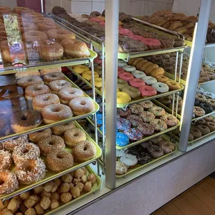 Lots of donuts available around noon on a weekday 1.07.21