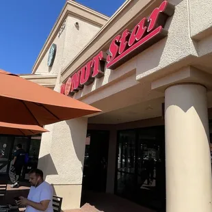 Storefront with sharing outdoor seating.