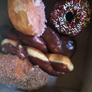 Standard donuts but fresh my fav chocolate and always chocolate with sprinkles :-)