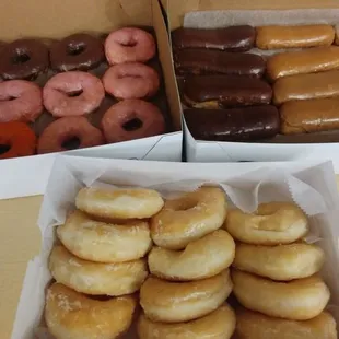 Requested iced donuts NOT be stacked so that icing runs against the next donut.This method should be the standard! Perfect tasting donuts.