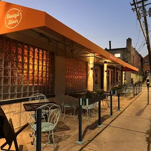 the outside of a restaurant