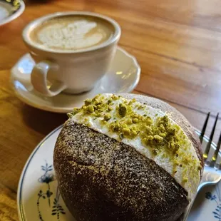 Maritozzi and pistachio cappuccino