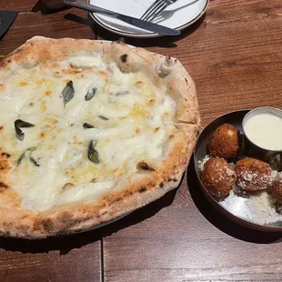 Formaggi Sage Pizza