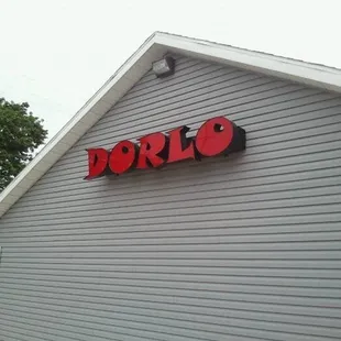 a dor lo sign on the side of a building