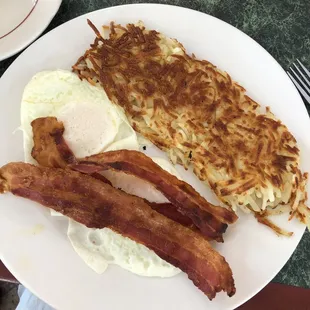 Eggs, bacon and hash browns