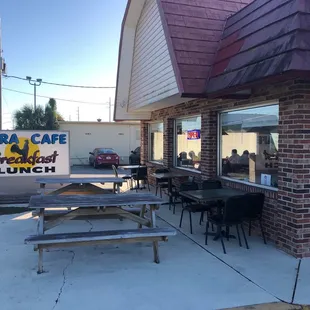 the outside of the restaurant