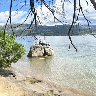 A beautiful campground that was quiet and clean with a 5 minute walk to this glorious lake.