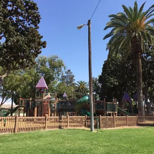 Play structure with many points of interest