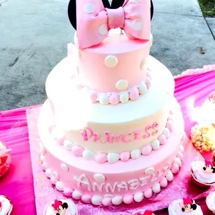 a minnie mouse cake