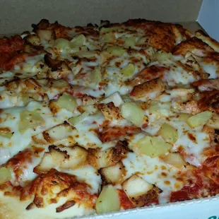 Pineapple and chicken pizza