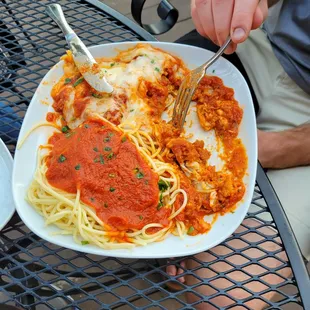 a plate of spaghetti and sauce