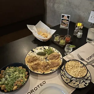 Ensalada, esquite y tacos lechón