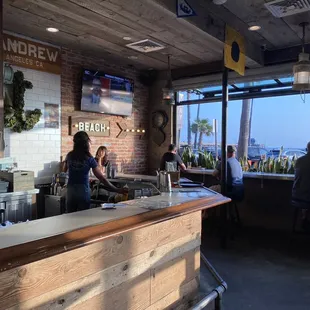 What&apos;s in this photo? Awesome, awesome is in this photo. One of the best bars anywhere.