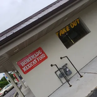 the outside of a restaurant
