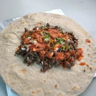 Burrito de asada con arroz frijoles cebolla silantro y salsa roja