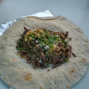Burrito de asada arroz frijoles cebolla cilantro salsa verde