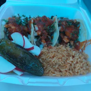 Ricos tacos de asada con arroz alado