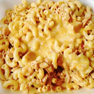 a plate of macaroni and cheese