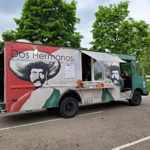 Dos Hermanos truck