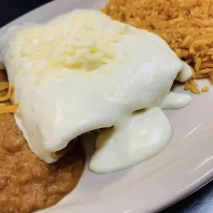 a plate of mexican food