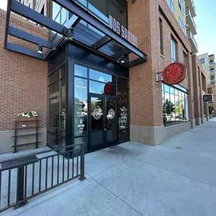 Front Entrance to Dos Santos.