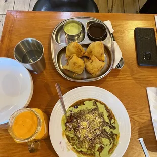 Samosa (4) (v), Alu Tikki Chaat (vg/gf), and Mango Lassi