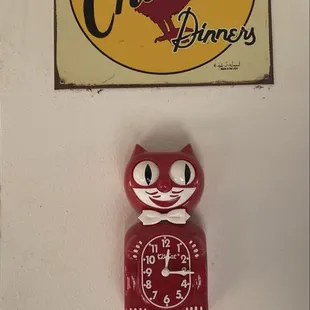 Love the vintage cat clock.