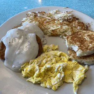 a plate of breakfast food