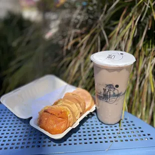 Wheel cakes, black sesame milk tea with mochi