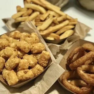 food, chicken wings and fried chicken