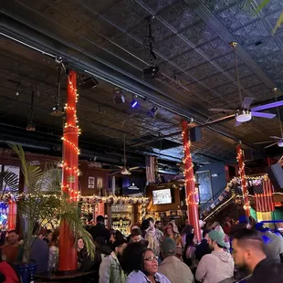 a crowd of people sitting at a bar