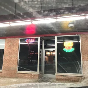 the front of a fast food restaurant