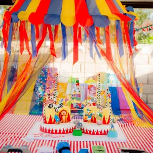 Mickey&apos;s Circus Cake.  Linsay Ricketts Photography www.linsayricketts.com