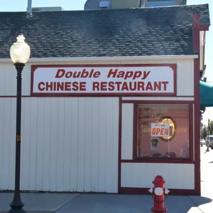 the front of a chinese restaurant