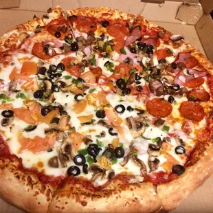 X-Large...Half "ultimate", half "Cal-veggie". Good, lots of cheese &amp; toppings.