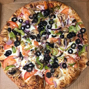 California Veggie Pizza - Talk about fresh veggies! YUMMYYYY!! Highly Recommended!