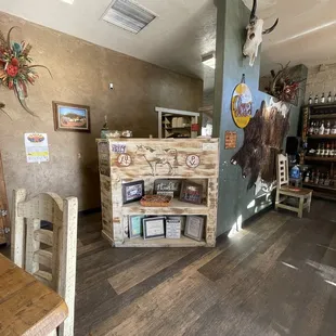 Outstanding decor (bar to the right)