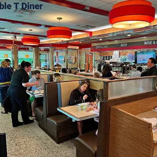 diners waiting for customers