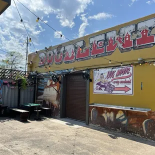 the outside of a restaurant