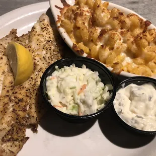 Oven baked fish, Mac &apos;N&apos; Cheese, Coleslaw, Tartar sauce