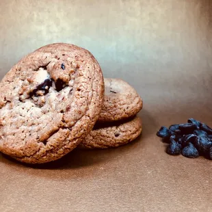 a chocolate cookie and raisins