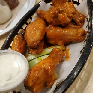 chicken wings and fried chicken, fried chicken wings, fried chicken, chicken, bbq wings, poultry, chicken wings, food, bbq chicken