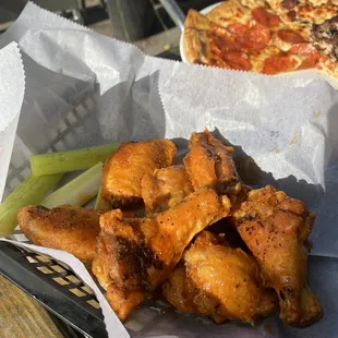 food, chicken wings and fried chicken