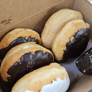 Hard to decide between all the great looking donuts. 2 Boston Cream, Banana Pudding, Maple, Buckeye and a Chocolate Cake Sprinkles.