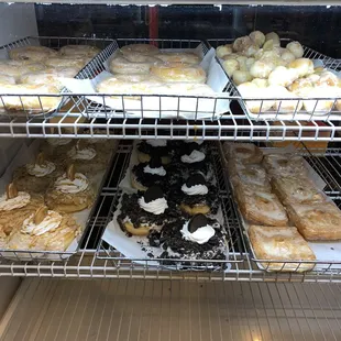 Tradionatl glazed x2. Donut holes, banana pudding, Oreo cookies &amp; cream, cronut.