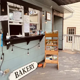 the outside of a bakery