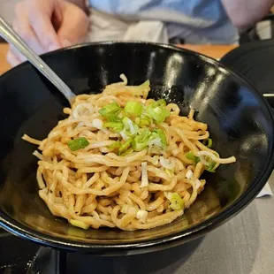Noodle in scallion oil