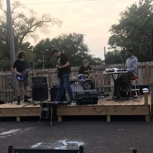 Local band Carjé performing in outdoor seating area