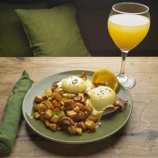 Eggs Benedict is phenomenal and bottomless mimosas on Saturday and Sunday for $7.95